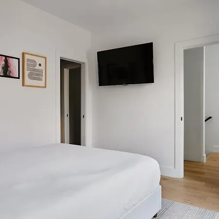 Holiday home Stylish 3 Bed Retreat, Rooftop, Parking, Sleeps 10, Ensuite Baths, Bunk Room, Gourmet Kitchen, Cozy Living Space, Rooftop Views & Fire Table, Near Downtown, Distilleries & Marathon Village, 24 Hr Hospitality