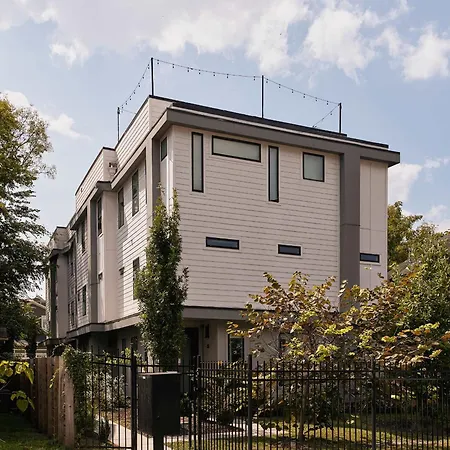 Stylish 3 Bed Retreat, Rooftop, Parking, Sleeps 10, Ensuite Baths, Bunk Room, Gourmet Kitchen, Cozy Living Space, Rooftop Views & Fire Table, Near Downtown, Distilleries & Marathon Village, 24 Hr Hospitality Holiday home Nashville