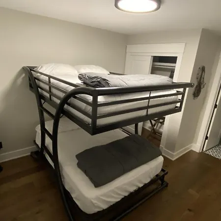 Holiday home 8 Minutes To Downtown!