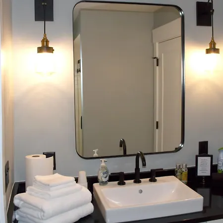 8 Minutes To Downtown! Holiday home *