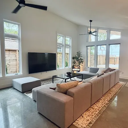 Holiday home Restful Sanctuary Minutes From Downtown *