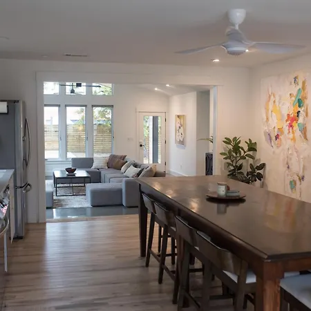Holiday home Restful Sanctuary Minutes From Downtown *