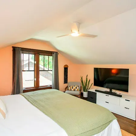 Holiday home Bright In Hip East Walk To 5 Points - Only 2 Miles To Downtown