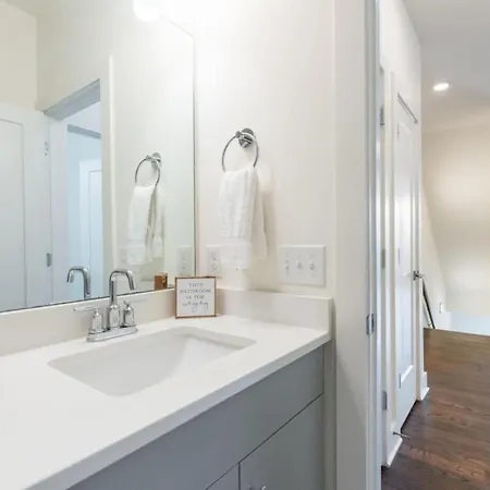 6 Bedroom Quiet Townhome! 6min To Airport & 15min To Downtown! *