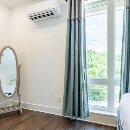 6 Bedroom Quiet Townhome! 6min To Airport & 15min To Downtown!