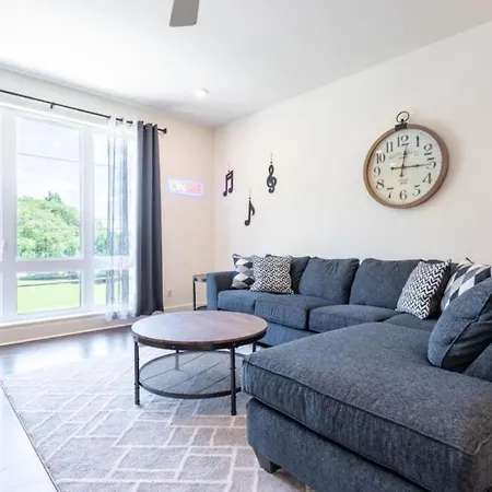 6 Bedroom Quiet Townhome! 6min To Airport & 15min To Downtown! *