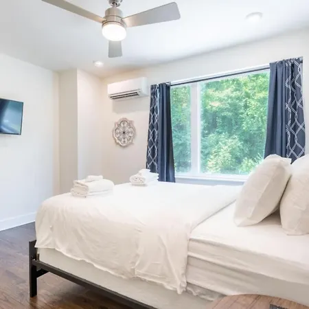 6 Bedroom Quiet Townhome! 6min To Airport & 15min To Downtown! Holiday home Nashville