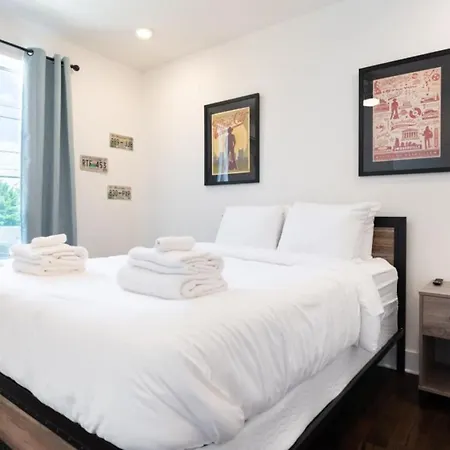 6 Bedroom Quiet Townhome! 6min To Airport & 15min To Downtown! Holiday home *