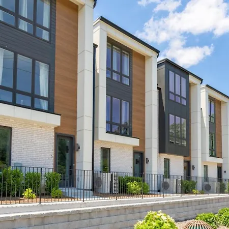 6 Bedroom Quiet Townhome! 6min To Airport & 15min To Downtown! Holiday home