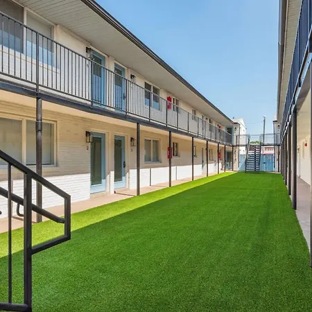 Living- A Stylish Escape Unit 6b Apts Apartment