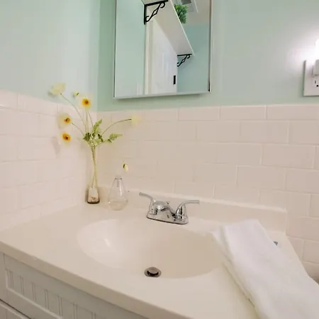 Holiday home Cozy Getaway Mins To Downtown, Broadway Airport *