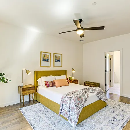Holiday home Townhome With Deck Close To Downtown!
