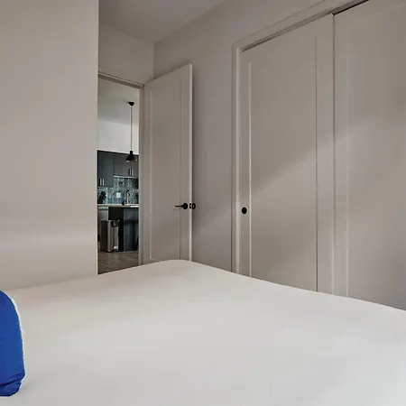 Holiday home Modern Music Row With King & Queen Bedrooms + Private Balcony Pool & Fitness Center Walk To Rca B & Local Dining Under 2 Miles To Broadway Garage Parking Elevator Access 24 Hr Hospitality Nashville