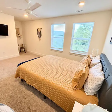 Holiday home 3br Game Sleeps 10 Near Opry & Broadway *