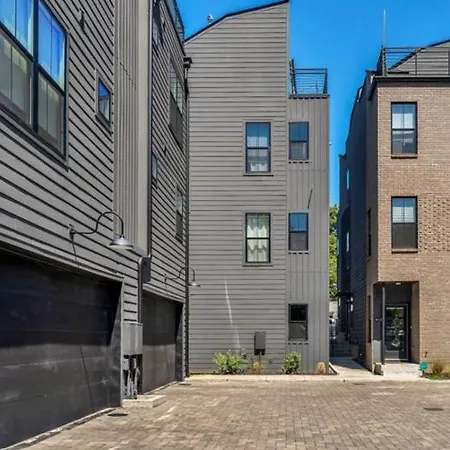 10 Min Drive Downtown, Roof Deck, Pet Friendly Nashville