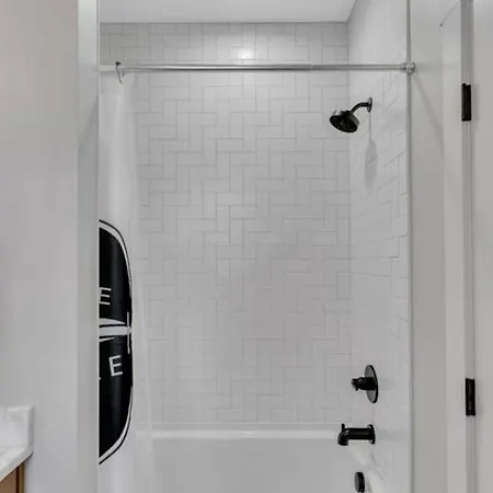 Holiday home 10 Min Drive Downtown, Roof Deck, Pet Friendly