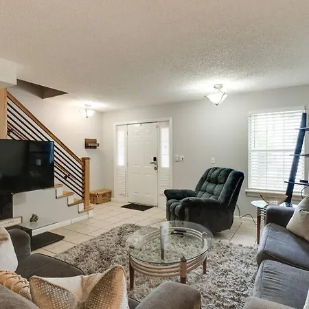 Prime Location With Balcony Near Broadway And Golf *