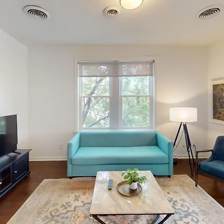 Apartment West End Getaway *
