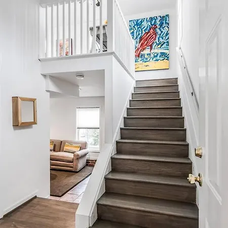 Charming Spacious - 10 Mins To Downtown! Holiday home