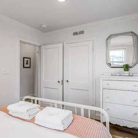 Holiday home Charming Spacious - 10 Mins To Downtown! *