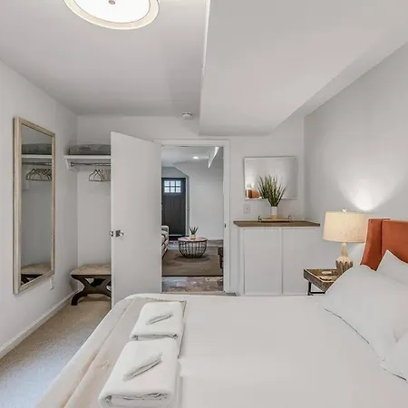 Holiday home Charming Spacious - 10 Mins To Downtown! *