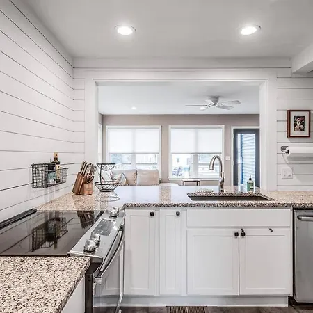 Charming Spacious - 10 Mins To Downtown! Holiday home