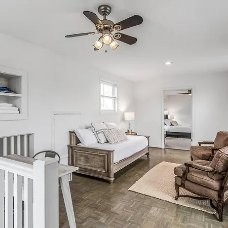 Holiday home Charming Spacious - 10 Mins To Downtown!
