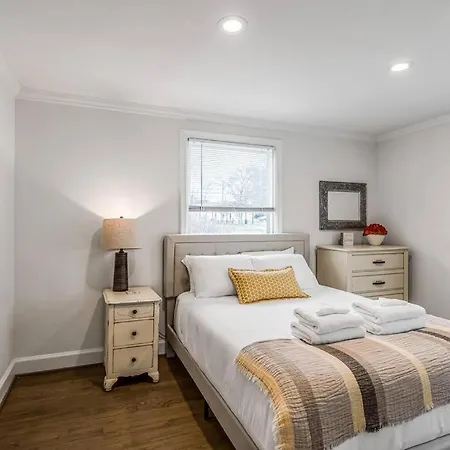 Charming Spacious - 10 Mins To Downtown! *