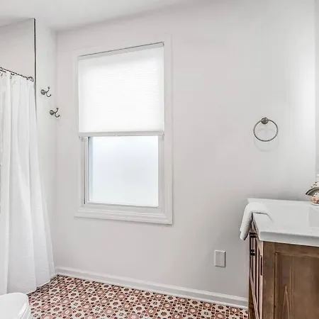 Charming Spacious - 10 Mins To Downtown!