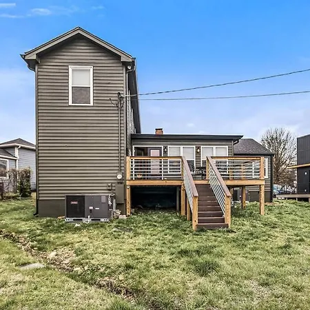 Holiday home Charming Spacious - 10 Mins To Downtown!