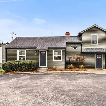 Holiday home Charming Spacious - 10 Mins To Downtown! *