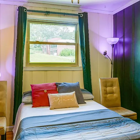 Holiday home Getaway With Gazebo, 11 Mi To Downtown! *