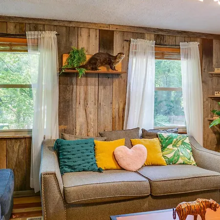 Holiday home Getaway With Gazebo, 11 Mi To Downtown!