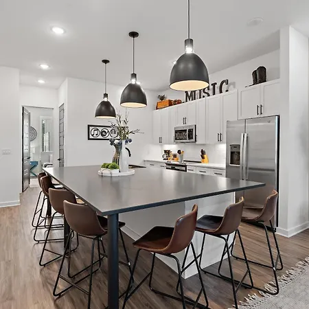 Huge With Patio - Walk To Shops, Food, Brewery Holiday home Nashville