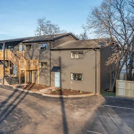 Multi-condo Building With 7 Units 15 Bedrooms 22 Beds And Free Parking