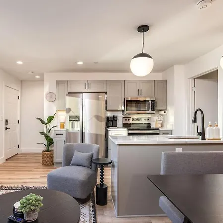 Holiday home Multi-condo Building With 7 Units 15 Bedrooms 22 Beds And Free Parking
