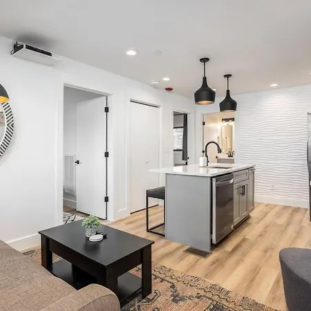 Holiday home Multi-condo Building With 7 Units 15 Bedrooms 22 Beds And Free Parking Nashville