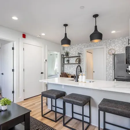 Multi-condo Building With 7 Units 15 Bedrooms 22 Beds And Free Parking Nashville