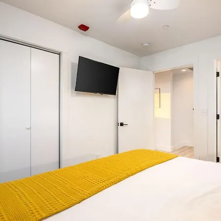 Holiday home Multi-condo Building With 7 Units 15 Bedrooms 22 Beds And Free Parking
