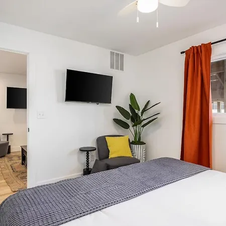 Holiday home Multi-condo Building With 7 Units 15 Bedrooms 22 Beds And Free Parking *