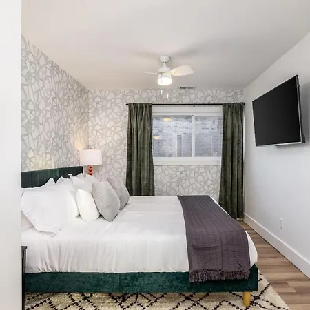 Multi-condo Building With 7 Units 15 Bedrooms 22 Beds And Free Parking Holiday home Nashville