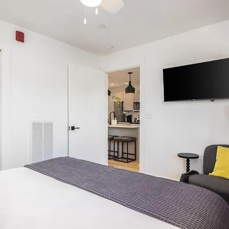 Multi-condo Building With 7 Units 15 Bedrooms 22 Beds And Free Parking