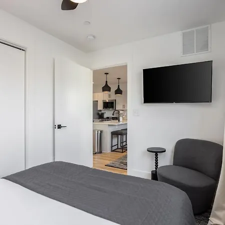 Multi-condo Building With 7 Units 15 Bedrooms 22 Beds And Free Parking