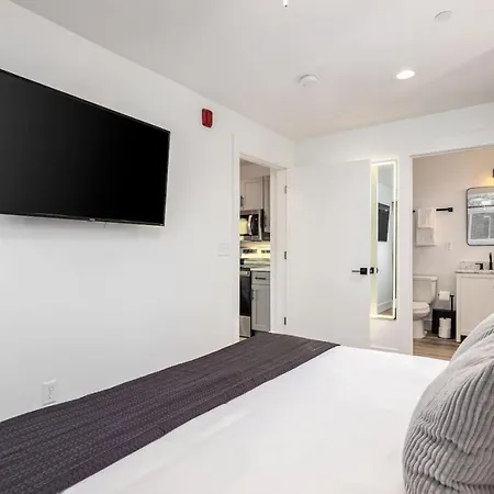 Holiday home Multi-condo Building With 7 Units 15 Bedrooms 22 Beds And Free Parking *