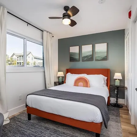 Multi-condo Building With 7 Units 15 Bedrooms 22 Beds And Free Parking