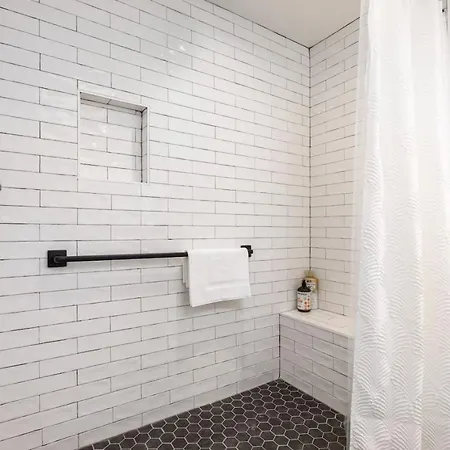 Multi-condo Building With 7 Units 15 Bedrooms 22 Beds And Free Parking * Nashville