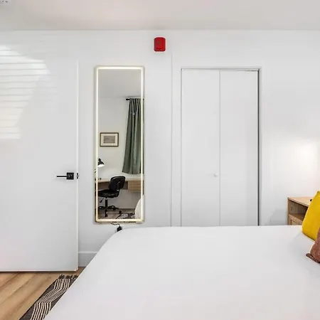 Multi-condo Building With 7 Units 15 Bedrooms 22 Beds And Free Parking *