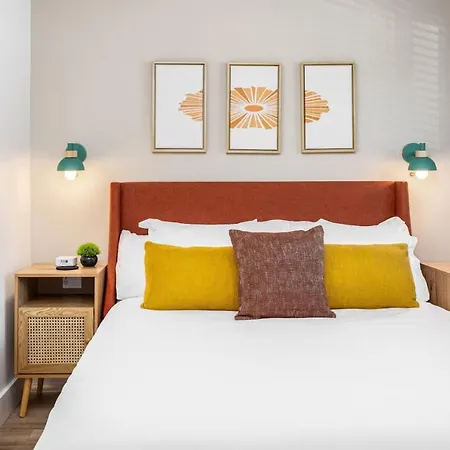 Multi-condo Building With 7 Units 15 Bedrooms 22 Beds And Free Parking *
