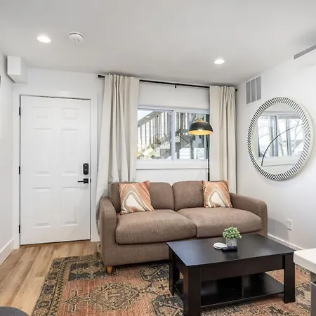 Multi-condo Building With 7 Units 15 Bedrooms 22 Beds And Free Parking Holiday home *