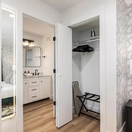 Multi-condo Building With 7 Units 15 Bedrooms 22 Beds And Free Parking Holiday home *